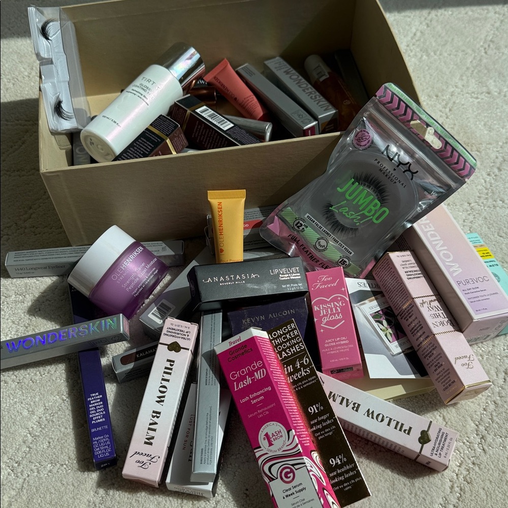 MAKEUP MYSTERY BOX